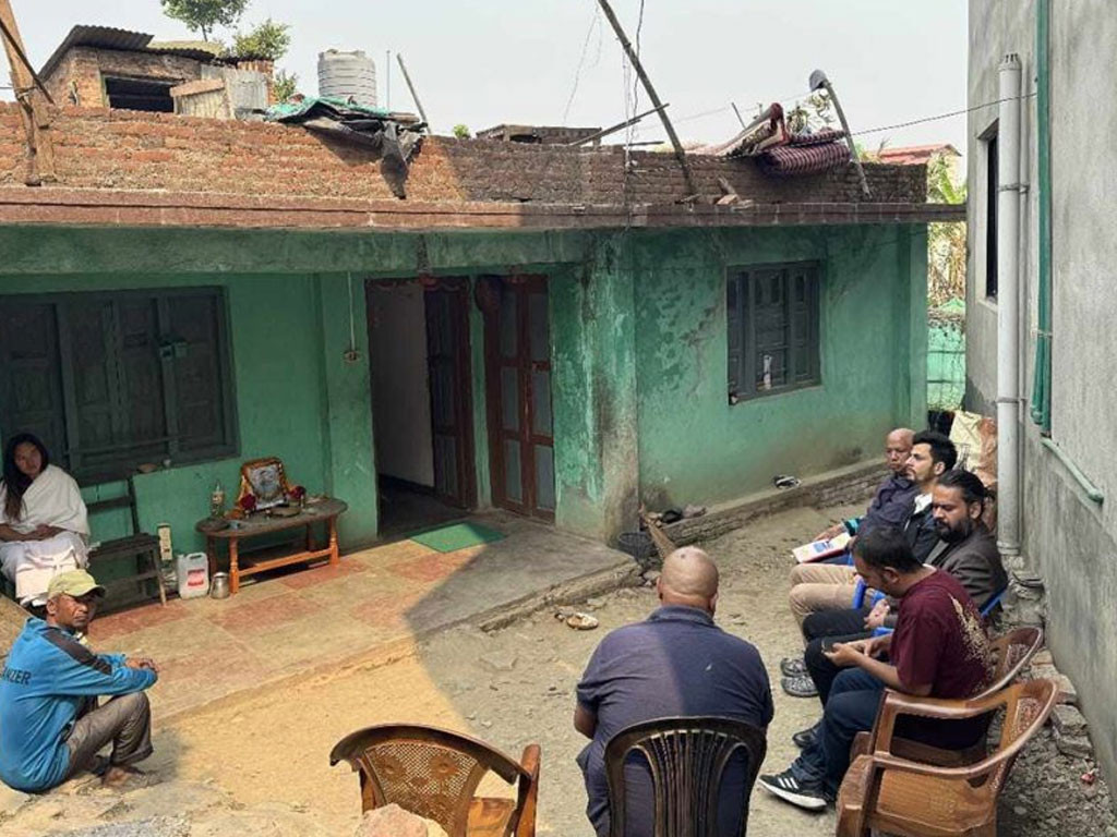    मेयर  साहले तीनकुने घटनामा ज्यान गुमाएका महर्जन र रजकका परिवारालाई भेटे, निष्पक्ष छानबिनको माग   