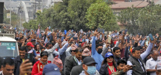  शिक्षक–कर्मचारीहरुले दिउँसै टर्च बालेर सरकारको सांकेतिक विरोध गरे