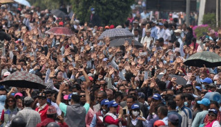 शिक्षक–कर्मचारीहरुले  हात उठाएर प्रदर्शन