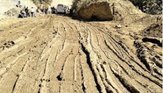 दाउन्ने  सडकखण्ड  वर्षाका कारण  अवरुद्ध  