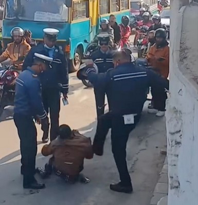  ट्राफिक चेक जाचको बिषयमा लिएर एक व्यक्तिलाई लडाएर  ट्राफिक प्रहरीले   कुटपिट गरेको भिडियो सामाजिक सञ्जालमा भाइरल 