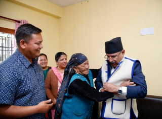  बारपाकी  एक आमाले पूर्वप्रधानमन्त्री  ‘प्रचण्ड’ लाई  भेडाको ऊनको हाफकोट उपहार