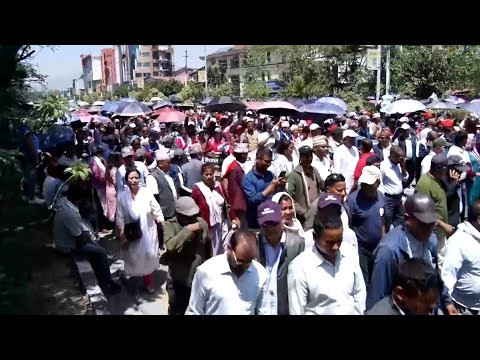 शिक्षकहरूको आन्दोलनमा ऐक्यबद्धता जनाउन पुगेका नेताहरुलाई नाराबाजी  गर्दै, यहाँ होइन संसदमा बोल्न आग्रह 