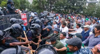  आज २८ औँ  दिन शिक्षकहरू निषेधित क्षेत्र तोड्न प्रयास गर्दै 