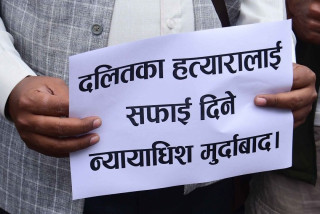 सोती घटनामा संलग्नलाई सफाइ दिने उच्च अदालत सुर्खेतका न्यायाधीशहरू तत्काल बर्खास्त गरी कानुनी कारबाहीको माग गर्दै काठमाडौँमा प्रदर्शन 