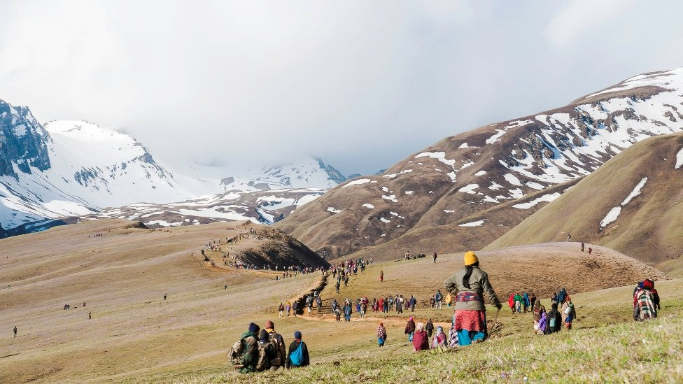 उत्तरी गोरखाको छेकम्पारका बासिन्दा यार्सागुम्बा टिप्न लेकतिर जादै