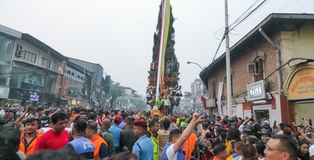 रातो मच्छिन्द्रनाथको  पूजाआजा गर्नेको भीड