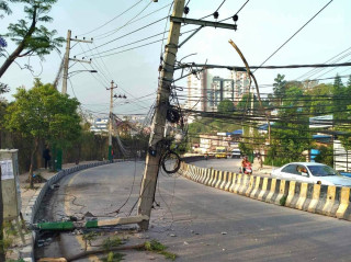 ललितपुरमा बिजुलीको पोलमा  कार ठोक्किदा  ३ जना घाइते  