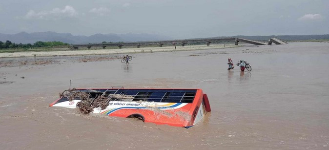 जन्ती  पुर्‍याएर फर्किएको बस उदयपुरको त्रियुगा नदीको बाढीले बगायो
