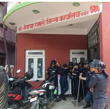 अधिवेशनको समय तालिका नमिल्दा एमालेका   युवा सङ्घका नेता र कार्यकर्ताबिच झडप, दुइ जना घाइते