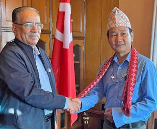 धरानका मेयर साम्पाङ्गलाई परिवर्तनका लागि माओवादीसँग सँगै हिँड्न प्रचण्डले आग्रह गरे