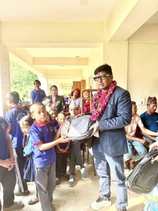गोरखाका समाजसेवी श्रेष्ठले मुच्चोकटारको आधारभूत विद्यालयमा खाद्यन्न तथा शैक्षिक सामाग्री वितरण