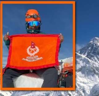 सशस्त्रका सहायक निरीक्षक छत्यालले  सगरमाथा आरोहण गरे