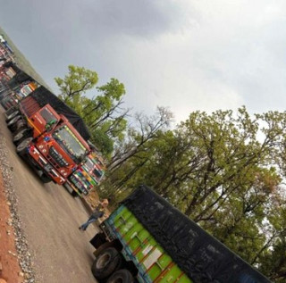  दाउन्ने सडकखण्डमा गाडी फसेर सडक अबरुद्व ,एक तर्फी सञ्चालन