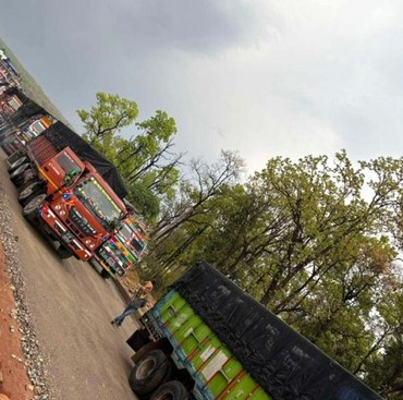  दाउन्ने सडकखण्डमा गाडी फसेर सडक अबरुद्व ,एक तर्फी सञ्चालन