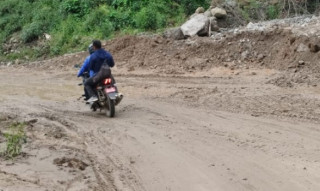 पहिरोले अवरुद्ध भएको सडक १७ घण्टापछि दुईतर्फी चल्न सुरु