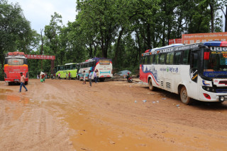 हिजोको  बर्षाले दुम्कीवास क्षेत्रको वैकल्पिक मार्ग पनि पूर्ण रूपमा अवरुद्ध
