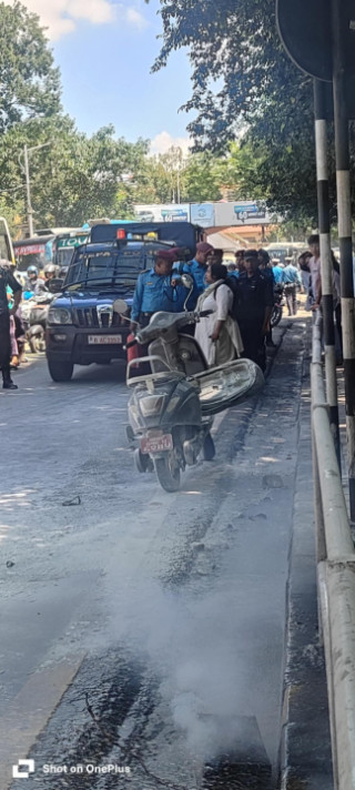  रत्नपार्कको विद्युत प्राधिकरण अगाडी इलेक्ट्रिक स्कुटरमा एक्कसी आगो लागि