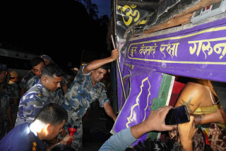  ट्रकको स्टेरिङमा च्यापिएका चालकलाई तीन घण्टापछि  झ्याल काटेर उद्वार 