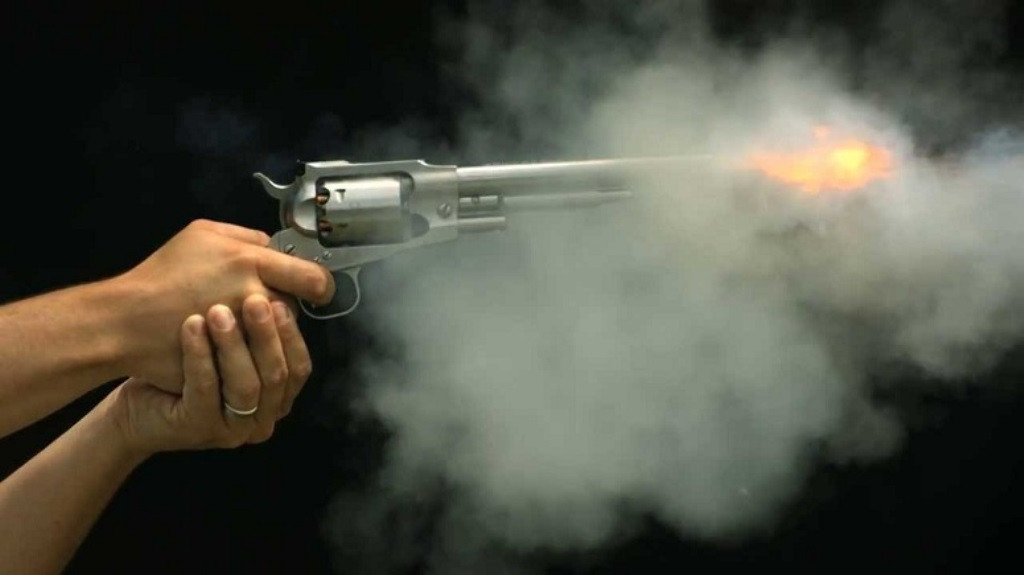  लागुऔषध कारोबारीलाई हवाइ फायर गरि नियन्त्रण लियो