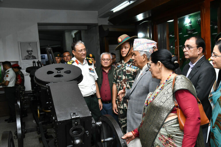 राष्ट्रपति पौडेलले छाउनीको नेपाली सेना सैनिक संग्रहालयको अवलोकन 