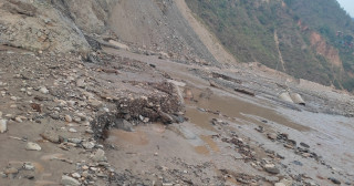 बाढी पहिरोले १० राजमार्ग अवरुद्व 