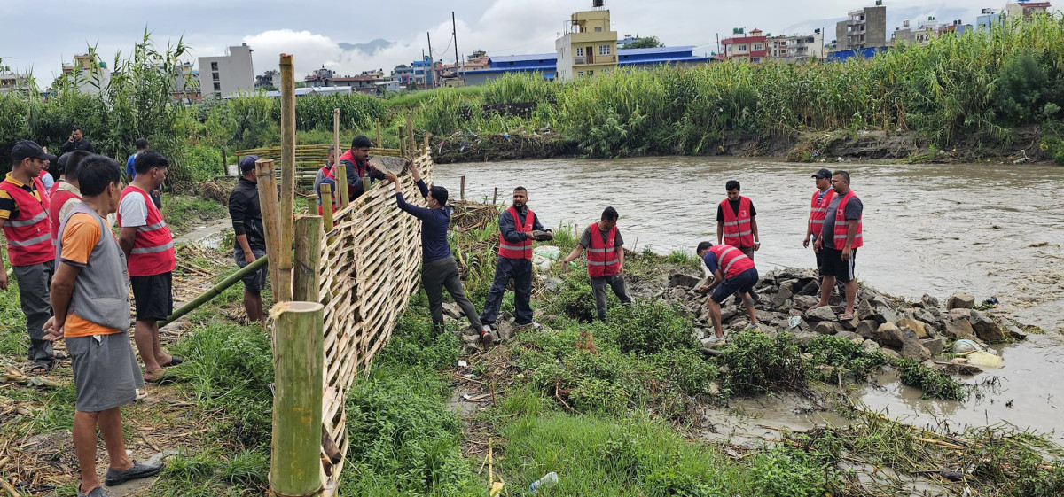 मनोहरा खोला किनारमा रहेको सुकुम्वासी बस्तीमा अस्थायी तटबन्ध लगाउदै योङ्ग कम्युनिस्ट लिग वाईसीएल