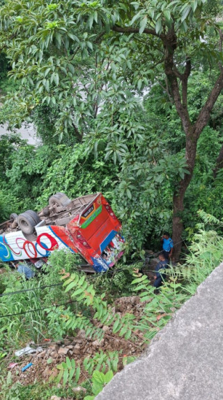 आँबुखैरेनीको ऐना पहरामा यात्रुबाहक बस दुर्घटना 