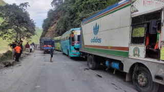 जवाङ खोलामा खसेको पहिरो हटाइयो सडक दुईतर्फी सञ्चालन