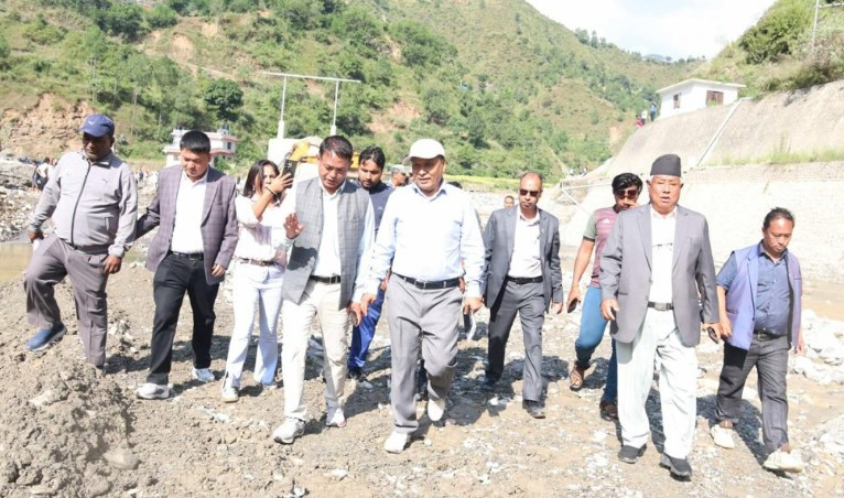 ऊर्जा मन्त्री  घिसिङले बीपी राजमार्ग अनुगमन गर्दै 