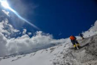 चुमनुब्रीमा पहिरोबाट खसेको  ढुंगाले टाउकोमा लागेर एक पर्यटक गम्भीर घाइते 
