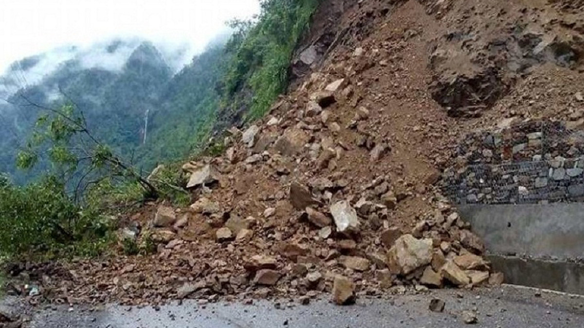 अविरल वर्षासँगै भिन्नभिन्न स्थानमा पहिरो खस्दा प्रमुख राजमार्ग अवरुद्ध, जोमसोम–कोरोला खण्ड र म्याग्दीमा बेनी–दरवाङ सडक पनि पूर्ण रुपमा अवरुद्व 
