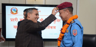 आईजीपी खापुङले गृहमन्त्री अर्यालसँग बिदाइ भेट