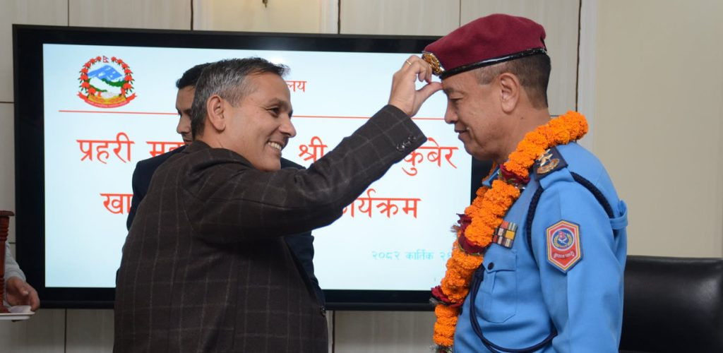 आईजीपी खापुङले गृहमन्त्री अर्यालसँग बिदाइ भेट