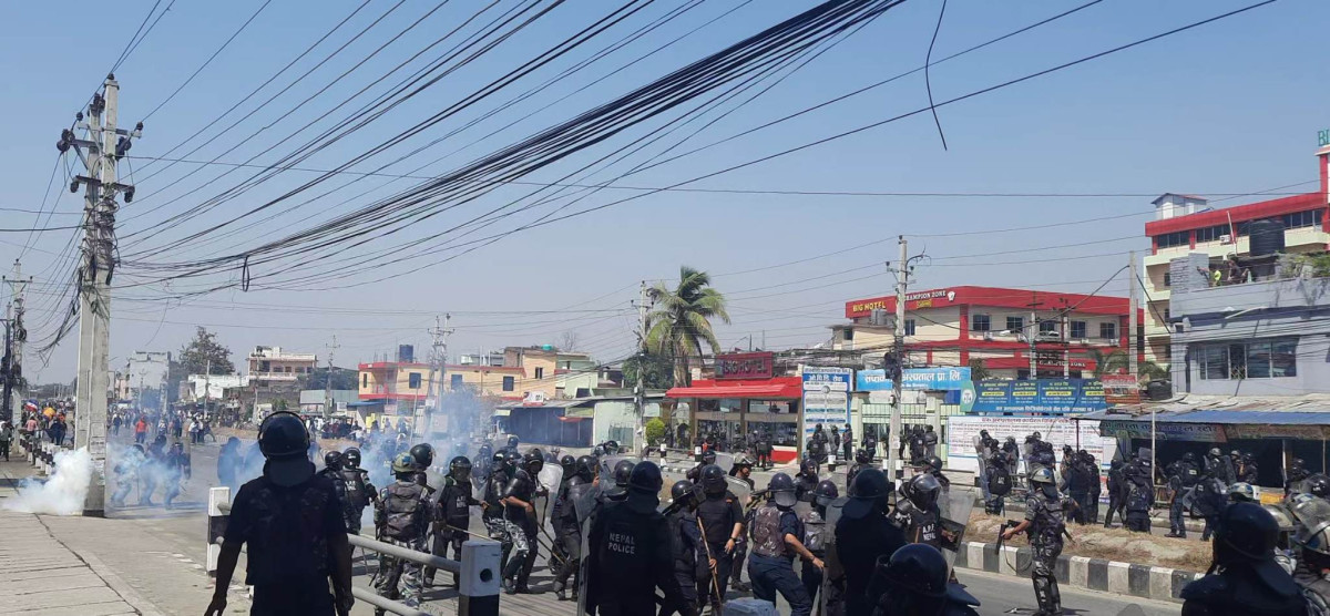 बारामा प्रहरीले चार राउन्ड अश्रु ग्यास र २ राउन्ड हवाई फायर