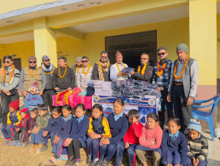राजु लामाको सहयोगमा अजिरकोटको  एक विद्यालयमा विद्यार्थीलाई न्यानो कपडा तथा शैक्षिक सामग्री वितरण