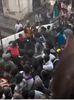 पशुपतिनाथमा प्रहरीलाई हातपात गर्ने युवा पक्राउ 