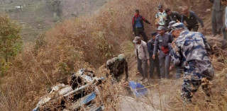 सिरुबारीमा कर्मचारी लिएर गएको गाडी दुर्घटना हुँदा,ज्यान गुमाउनेको संख्या २ पुग्यो