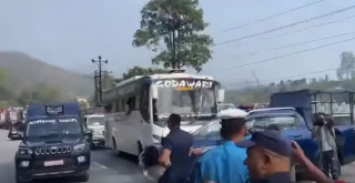 दासढुंगामा रोकेर राखेको ट्याङ्करसँग बस ठोक्कियो, १३ जना घाइते
