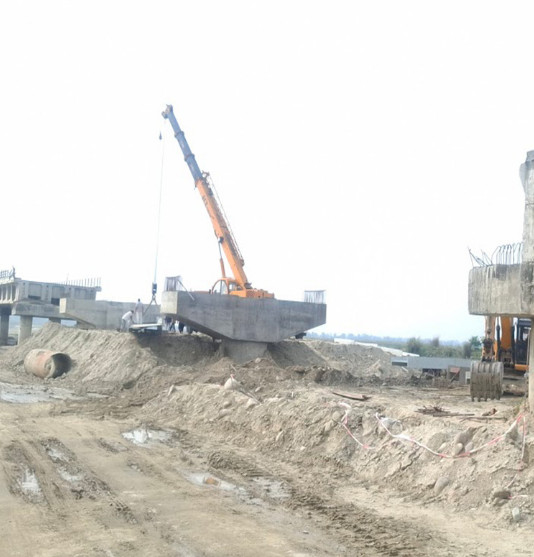सामान्य वर्षाले कमला नदीको डाइभर्सन बगायो, हुलाकी सडकमा आवतजावत ठप्प