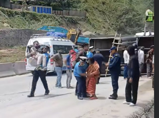 धादिङमा यात्रुबाहक बस पल्टिँदा ११ जना घाइते
