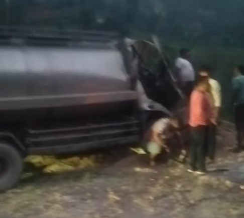 महादेवबेशीमा दुई ट्याङ्कर ठोक्किँदा चालक गाडीमै चेपिए, उद्धार
