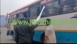 काठमाडौँ महानगरपालिका क्षेत्रमा सार्वजनिक सवारीसाधनमा टाँसिएका विज्ञापन सामग्री हटाइँदै