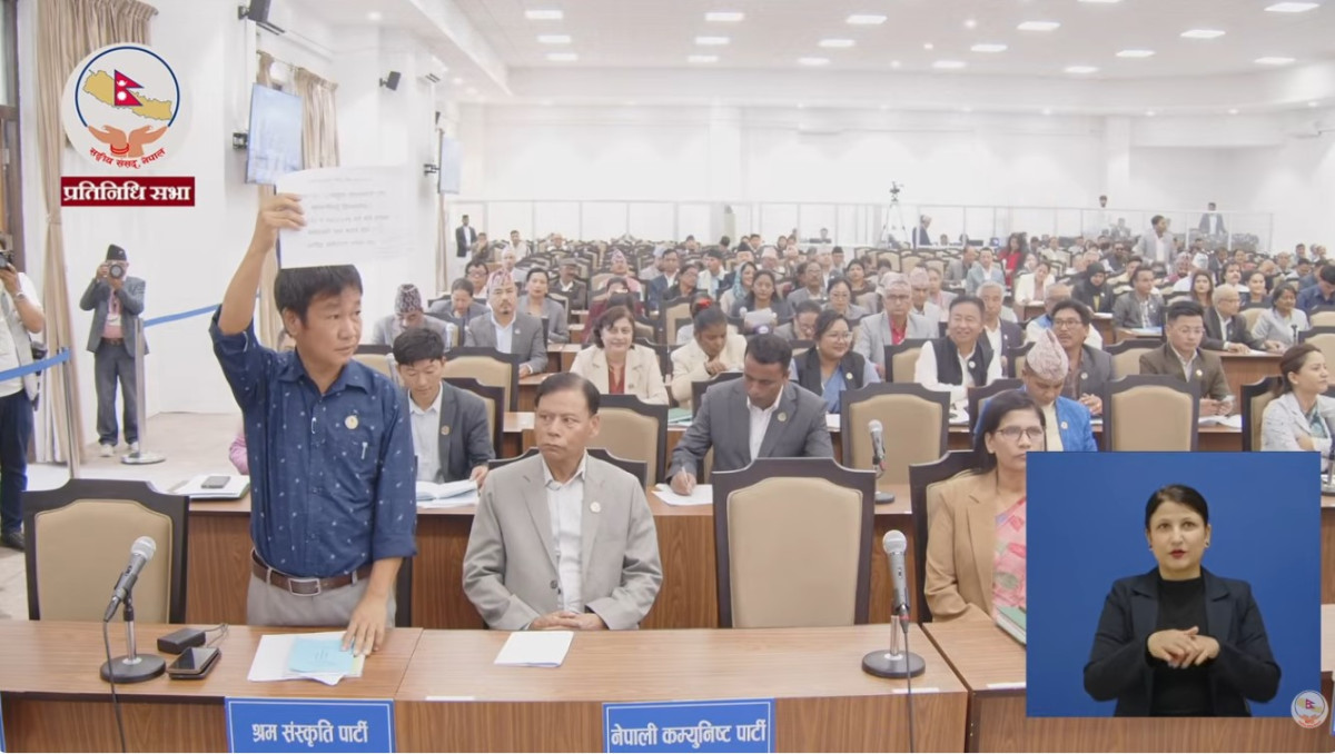 प्रतिनिधिसभामा संसद साम्पाङको निरन्तर विरोध, आज पनि प्लेकार्डसहित उभिए
