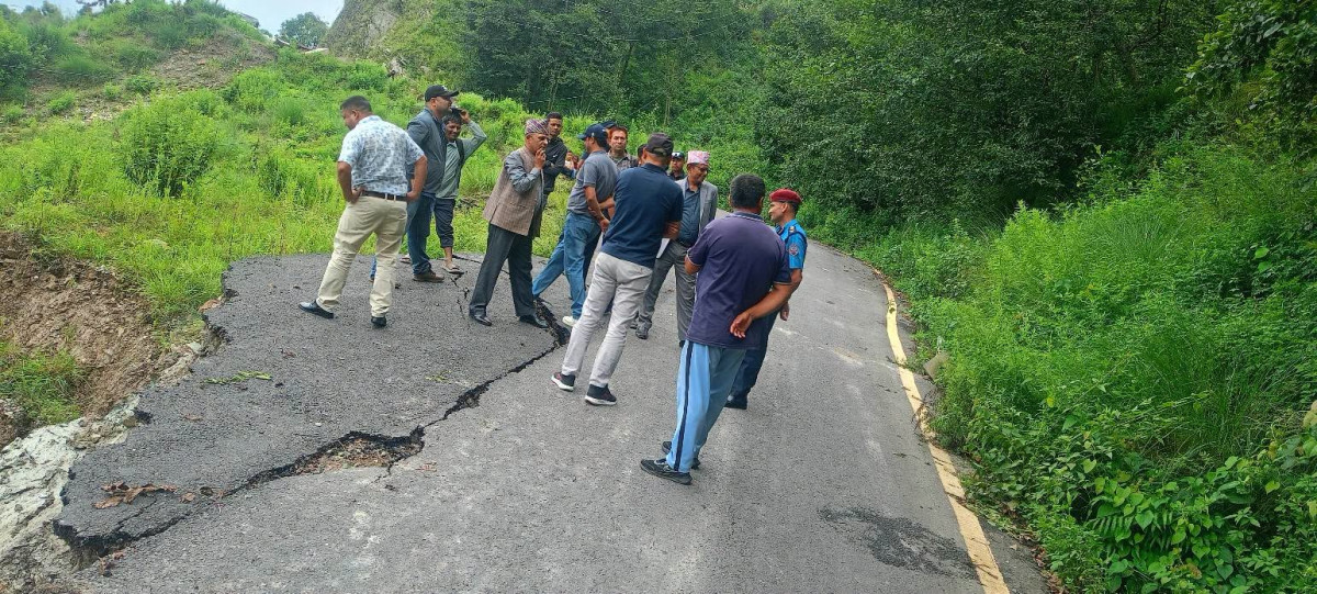 एक वर्षमै भासियो बारपाक–घ्याम्पेशाल–पाल्खु सडक, प्रमुख जिल्ला अधिकारीसहितको टोलीद्वारा स्थलगत निरीक्षण