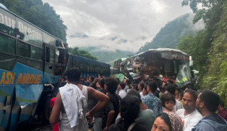 मुग्लिन–नारायणगढ सडकखण्डको जलबीरेमा दुई बस ठोक्किँदा सडक अवरुद्ध, चालक गम्भीर घाइते