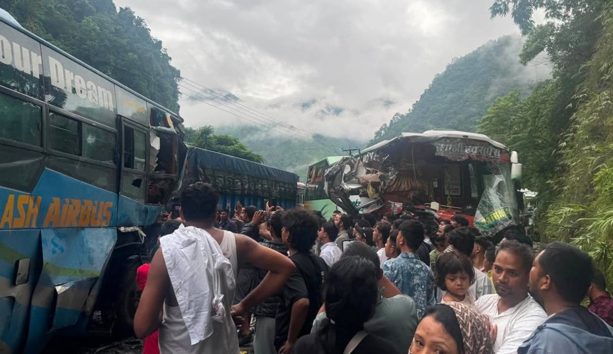 मुग्लिन–नारायणगढ सडकखण्डको जलबीरेमा दुई बस ठोक्किँदा सडक अवरुद्ध, चालक गम्भीर घाइते