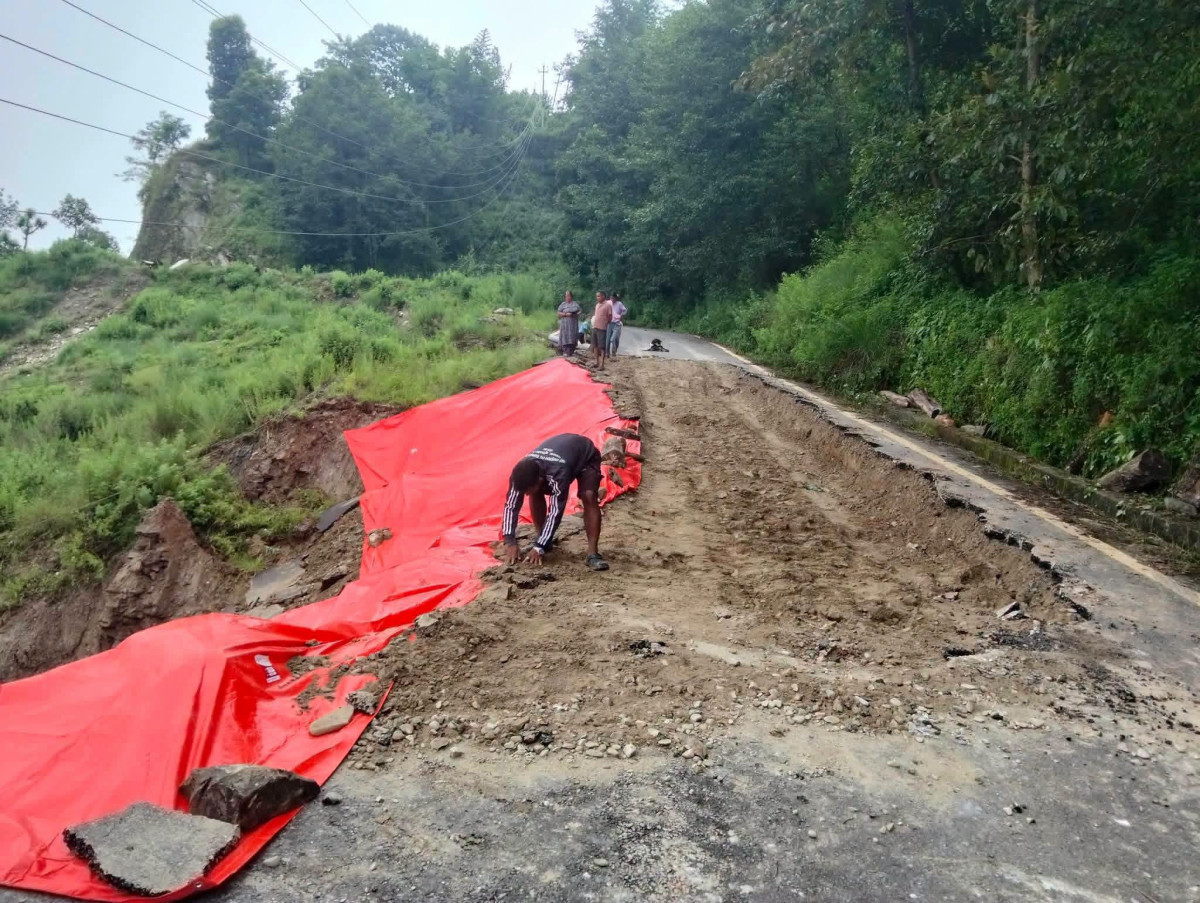 मर्मत गरेको भोलिपल्टै फेरि भासियो बारपाक सुलिकोट–८ पन्द्रुङ सडक
