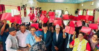 चितवन र झापामा भूमिहीनलाई लालपुर्जा वितरण, ३९ परिवार कानुनी रूपमा बने जग्गाधनी