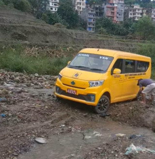 रातिको वर्षापछि गोरखा नगरपालिका जाने सडक क्षतिग्रस्त, मानव सेवा आश्रमनजिकै गाडी फस्यो